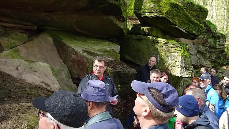 Zahlreiche Interessierte gingen den rund acht Kilometer langen Weg vom Heiligenhof zum Museum Euerdorf. Foto: Doris Bauer