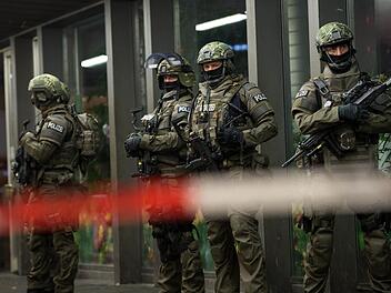 Polizisten stehen in M&uuml;nchen vor dem Hauptbahnhof. Die Polizei in M&uuml;nchen hatte am Silvesterabend vor einem Terroranschlag in der bayerischen Landeshauptstadt gewarnt. Foto: Sven Hoppe/dpa