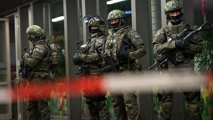 Polizisten stehen in M&uuml;nchen vor dem Hauptbahnhof. Die Polizei in M&uuml;nchen hatte am Silvesterabend vor einem Terroranschlag in der bayerischen Landeshauptstadt gewarnt. Foto: Sven Hoppe/dpa