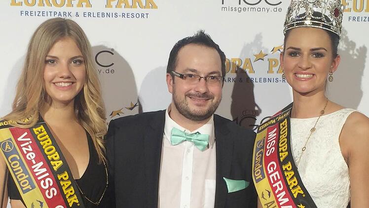 Stargast bei der Wahl zur Miss Unterfranken wird die Miss Germany 2016, Lena Bröder (rechts), hier mit der Vize-Miss-Germany, Francesca Orru (links), und Christian Fischer von der Agentur aus Eltmann. Foto: Agentur Fisher's House