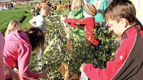 Die Kinder schm&uuml;ckten die Krone.  Fotos: Richard S&auml;nger