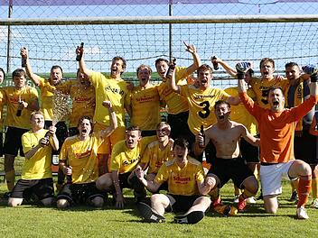 Der ASV Möhrendorf feierte seine Rückkehr in die Kreisliga nach 19 Jahren feucht-fröhlich. Hinten v. li.: Alexander Hochstein, Richard Welß, Christopher Storr, Julian Conraths, Christian Seidel, Stefan Welß, Johannes Müller, Florian Bauer, Stefan Rieschel, Kilian Bauer, Trainer Heinz Halmer und dessen Sohn Matteo (9). Vorne v. li.: Jörg Lippert, Tobias Müller, Tobias Schneider, Martin Mader, Andreas Hess, Marc Suffa-Petri und Torwart Daniel Baumann Foto: Sebastian Baumann