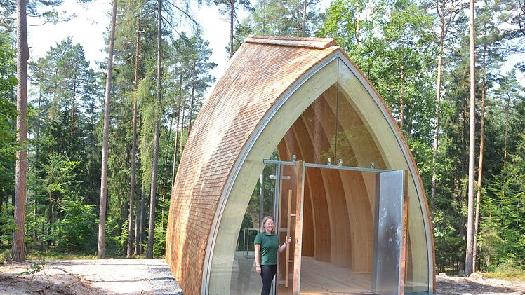 Friederike Reuß steht an der schweren Eingangstür des neuen Andachtsraumes im Ruhewald Schloss Tambach. Foto: Rainer Lutz