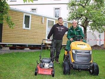Fabi Hesselbach (links) und Michael Froschauer von der Klostergärtnerei Maria Bildhausen mähen den Platz vor dem neu gebauten mobilen Haus für Lehrkräfte und Betreuer im Schwesterngarten.  Foto: Ralf Ruppert