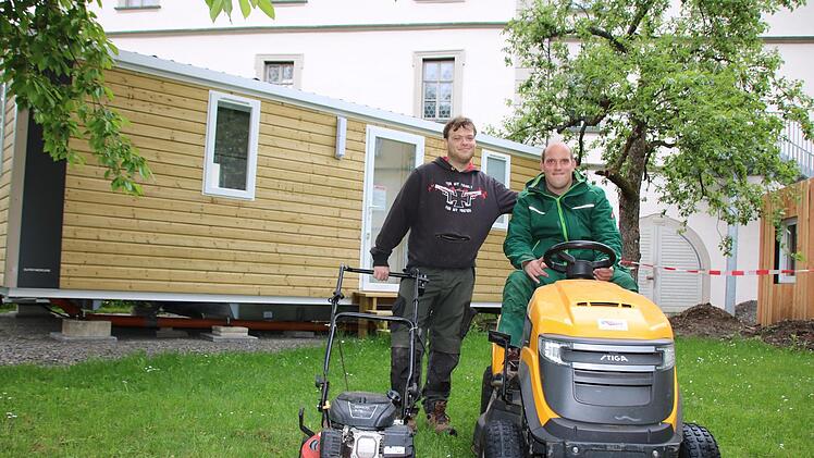Fabi Hesselbach (links) und Michael Froschauer von der Klostergärtnerei Maria Bildhausen mähen den Platz vor dem neu gebauten mobilen Haus für Lehrkräfte und Betreuer im Schwesterngarten.  Foto: Ralf Ruppert