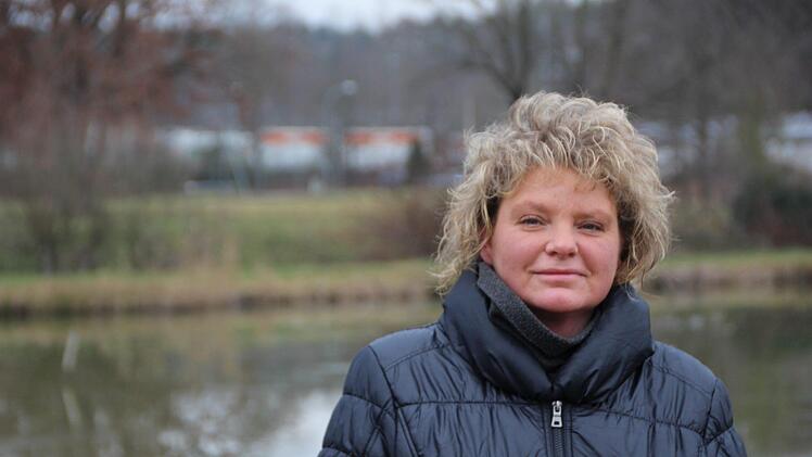 Carola Lubnow wohnt schon immer in Sichtweite des Zentrallagers. Sie schläft mit offenem Fenster und fühlte sich noch nie gestört.  Foto: Andreas Dorsch