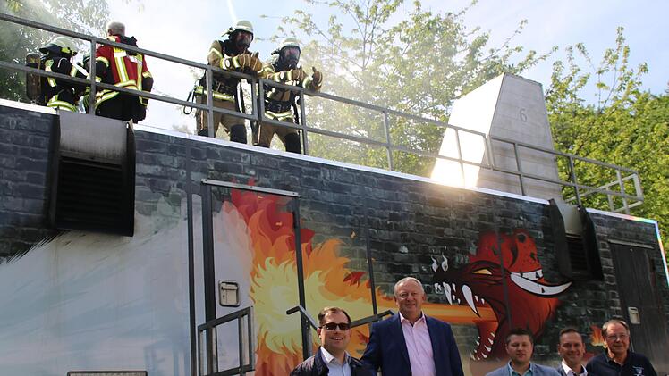 Auch Landrat Thomas Bold (zweiter  von links) begutachtete den Brandschutzcontainer. Foto:  Hilmar Ruppert