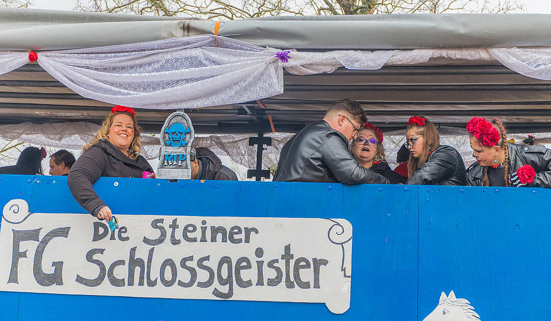 Buntes Faschingstreiben begeistert groß und klein.