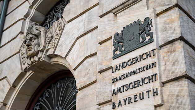 Einem 54-j&auml;hrigen Mann aus Kulmbach droht lebenslange Haft, weil er seine Ex-Partnerin mit einem Jagdmesser ermordet haben soll.