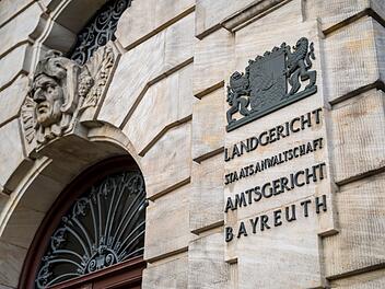 Einem 54-jährigen Mann aus Kulmbach droht lebenslange Haft, weil er seine Ex-Partnerin mit einem Jagdmesser ermordet haben soll.