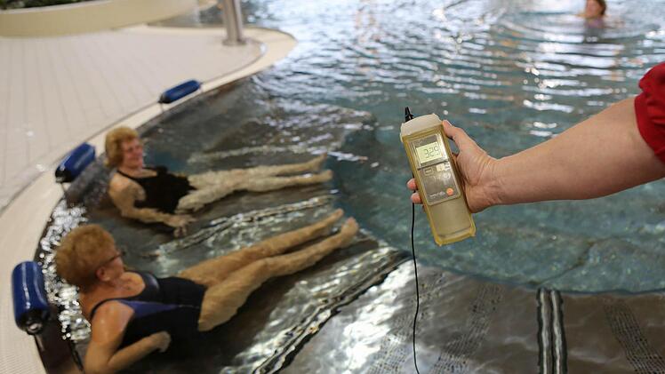 Brigitte Teichmann und Margarete Gleinig "chillen" im Becken bei 32,9 Grad.  Fotos: Barbara Herbst