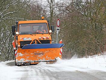 2013 musste der Winterdienst den Zugang zum Zeiler Käppele freiräumen. In diesem Winter hat es erst zwei Mal kräftig geschneit. Bisher sind die Einsatzfahrzeuge vor allem unterwegs, um durch Nässe entstehender Straßenglätte vorzubeugen.  Foto: Andreas Lösch/Archiv