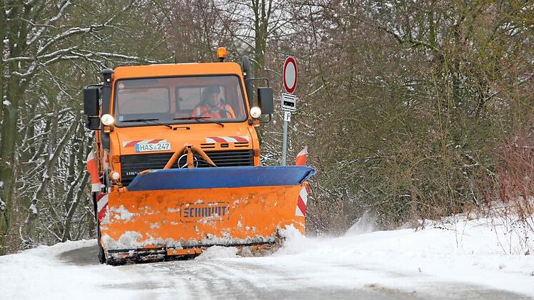 2013 musste der Winterdienst den Zugang zum Zeiler Käppele freiräumen. In diesem Winter hat es erst zwei Mal kräftig geschneit. Bisher sind die Einsatzfahrzeuge vor allem unterwegs, um durch Nässe entstehender Straßenglätte vorzubeugen.  Foto: Andreas Lösch/Archiv