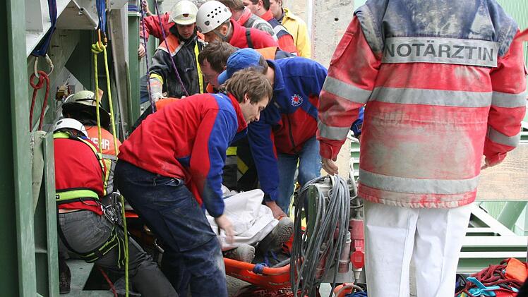 Die Kulmbacher Bergwacht rettet einen Verletzten aus einem Silo bei Stadtsteinach; vorne, Mitte: Bereitschaftsarzt Nico Petterich, der leitender Arzt bei der Rettung des verletzten Höhlenforschers aus der Riesending-Höhle gewesen ist. Foto: Bergwacht