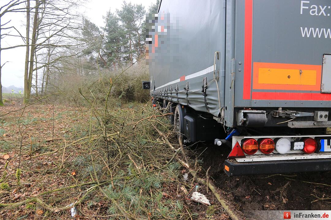 Lkw rast bei Gremsdorf ins Unterholz