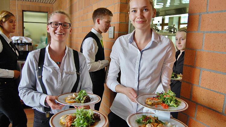 Es ist angerichtet: Die angehenden Hotelfachleute Caroline McCrory (links, Parkhotel Laudensack, Bad Kissingen) und Margarita Blokhina (Hotel Alte Reichsbank, Schweinfurt) tragen das Prüfungsessen auf.  Foto: Sigismund von Dobschütz