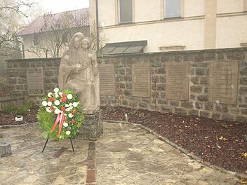 Die Reservistenkameradschaft Eltingshausen richtete zusammen mit dem gemeindlichen Bauhof das Kriegerdenkmal auf dem Kirchplatz mit Statue und Schrifttafeln her. Foto: Stefan Geiger