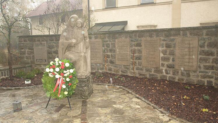 Die Reservistenkameradschaft Eltingshausen richtete zusammen mit dem gemeindlichen Bauhof das Kriegerdenkmal auf dem Kirchplatz mit Statue und Schrifttafeln her. Foto: Stefan Geiger