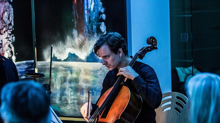 Cellist Heiner Reich beim "Klanggrenzen"-Konzert in der VR-Bank CoburgFoto: Jochen Berger