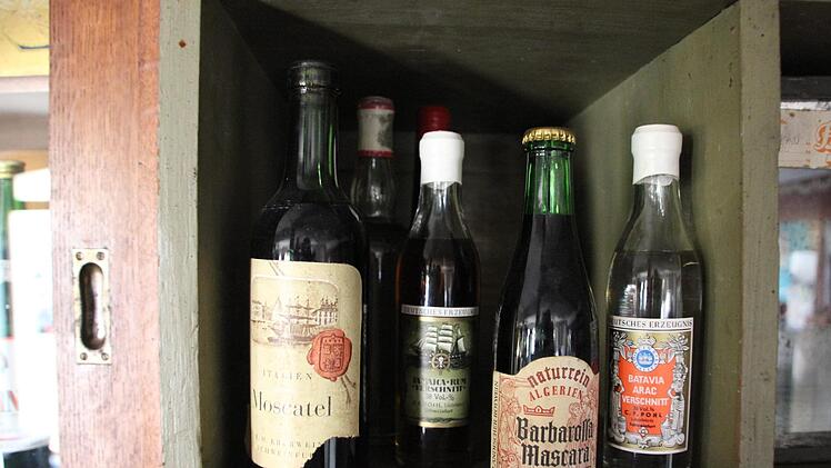 Über 40 Jahre alt. Dürfte noch genießbar sein.