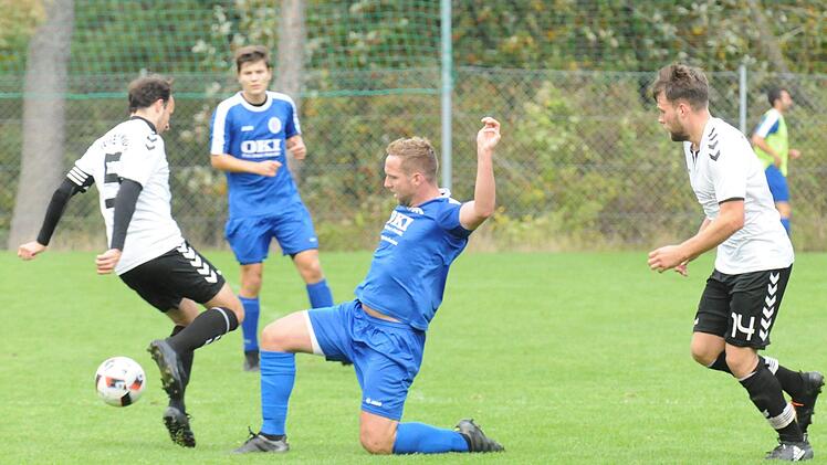 Bildlicher Beweis: Reingekniet hatten sich die Sulzthaler Jonas Schmitt und Tim Eckert (rechts) gegen Fabian Renninger (links) und den TSV Reiterswiesen, vor allem in der ersten Halbzeit. ssp