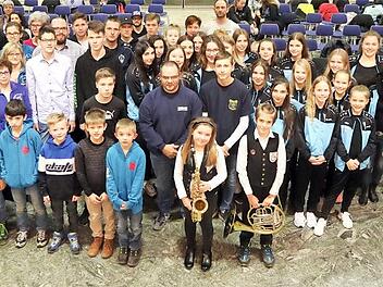 Dank und Wertschätzung erfuhren die erfolgreichen Sportler bei der traditionellen Ehrung durch den Ersten Bürgermeister Wolfgang Desel (ganz rechts).  Foto: Bertram Wagner