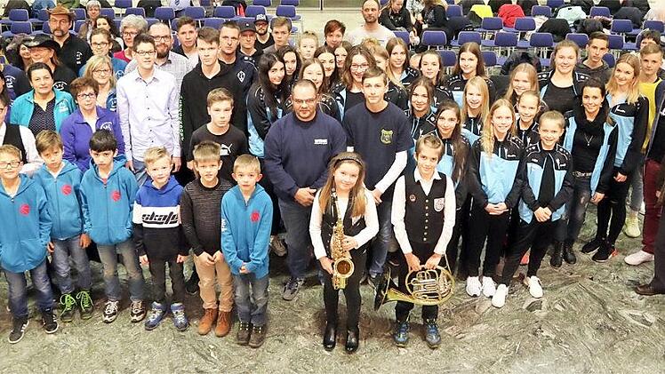 Dank und Wertschätzung erfuhren die erfolgreichen Sportler bei der traditionellen Ehrung durch den Ersten Bürgermeister Wolfgang Desel (ganz rechts).  Foto: Bertram Wagner