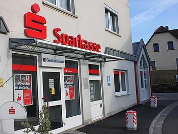 Die Sparkassenfiliale in der Wolfslocher Straße in Hochstadt Foto: R. Popp