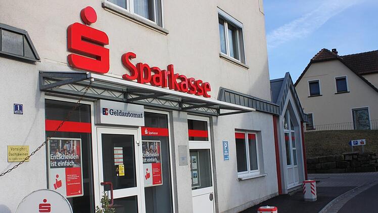 Die Sparkassenfiliale in der Wolfslocher Straße in Hochstadt Foto: R. Popp