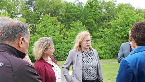 Gabi Schmidt (Mitte) tauschte sich mit anderen Politikern &uuml;ber die Arbeit der LAG S&uuml;dlicher Steigerwald aus. Foto: privat