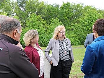 Gabi Schmidt (Mitte) tauschte sich mit anderen Politikern über die Arbeit der LAG Südlicher Steigerwald aus. Foto: privat