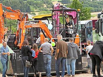 Der große Maschinen- und Fuhrpark auf dem Kieswerkgelände in Stettfeld interessierte besonders.