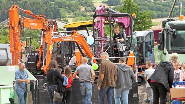 Der große Maschinen- und Fuhrpark auf dem Kieswerkgelände in Stettfeld interessierte besonders.
