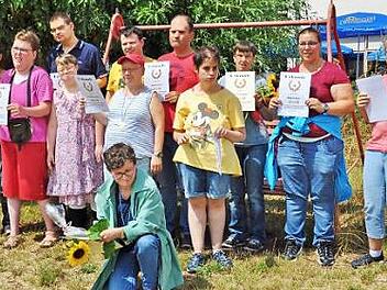 Jennifer Schneiderwind (links) zeichnete die Arbeitsjubilare aus (von links): Katharina Hofmann, Martin Kunik, Lena Feick, Patrick Maldet, Ulrike Henneberg, Simon Krosch, Saskia Lorz, Sieglinde Olczyk, Daniela Beetz, Ursula Hohlweg und vorne kniend Sonja Leßner  Foto: Ingrid Kohles