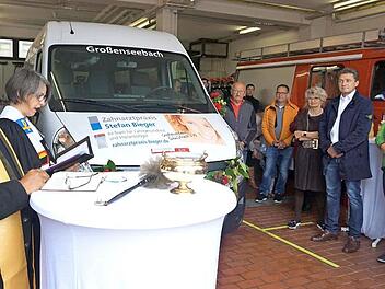 Pfarrerin Elisabeth Weichman und Reverend James Nangachiveettil gaben dem Bürgerbus den Segen.  Foto: Richard Sänger