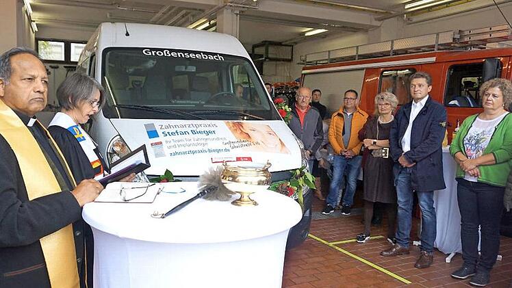 Pfarrerin Elisabeth Weichman und Reverend James Nangachiveettil gaben dem Bürgerbus den Segen.  Foto: Richard Sänger