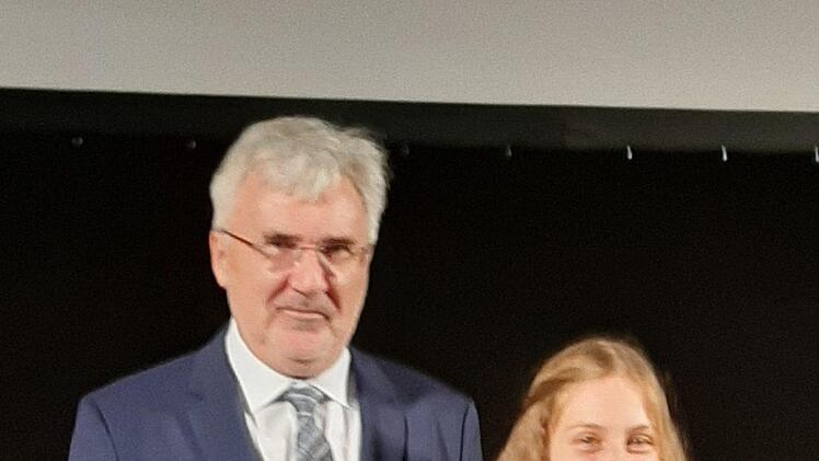 Nathalie Bauer bei der Preisverleihung in München mit Ministerialdirigent Adolf Präbst. Foto: Doris Bauer