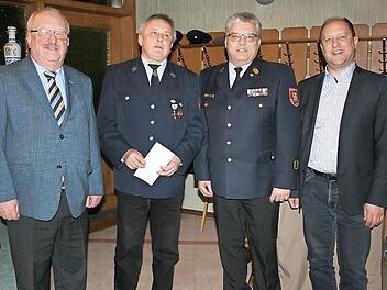 Kassier Uwe Gratzke (Zweiter von links) wurde für 40 aktive Dienstjahre geehrt. Gewürdigt haben das unter anderem Bernd Steger (rechts), Kreisbrandinspektor Matthias Schuhbäck und Ralf Völkl. Foto: Maria Löffler