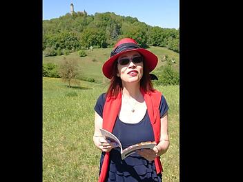 Die Autorin, Lyrikerin und Porträtistin Sandra Dorn liest am Fuße der Altenburg aus ihrem Gedichtband "Alles besiegende Liebe".