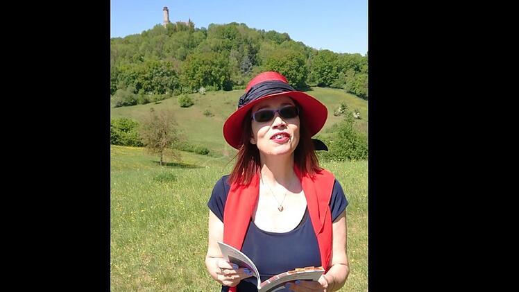 Die Autorin, Lyrikerin und Porträtistin Sandra Dorn liest am Fuße der Altenburg aus ihrem Gedichtband "Alles besiegende Liebe".