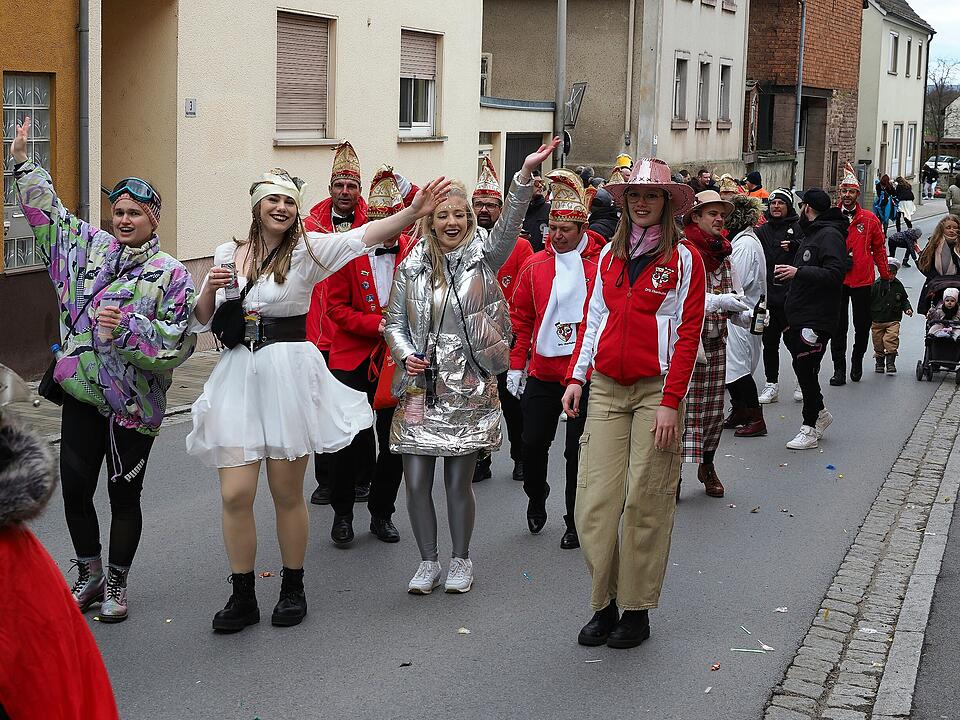 Mit vielen Fuß- und Musikgruppen