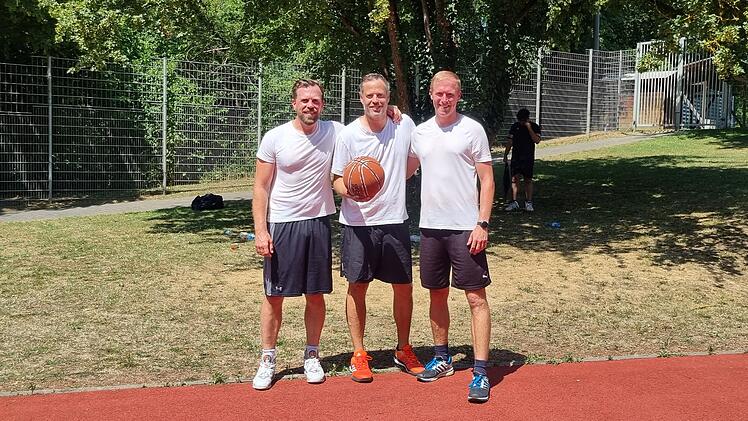 W&uuml;rzburg: Polizei und Jugendliche treten gegeneinander an - bei Basketball-Turnier der Jugendzentren