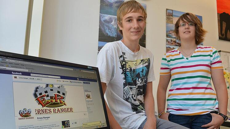 Lisa und Cedric erklären Facebook. Foto: Ronald Rinklef