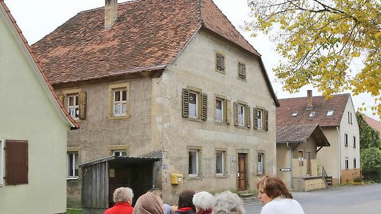 Letzten Freitag hat die erste Mahnwache vor dem Kleebauernhaus stattgefunden. Nun soll eine zweite folgen.  Foto: Barbara Herbst