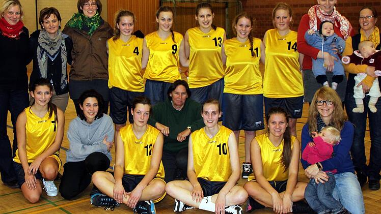 Fleißig war der Storch bei den Basketballerinnen der DJK Münsterschwarzach. Zum Glück kann Trainerin Feldlin-Hansel auf das U19-Team zurückgreifen. Das Bild zeigt die Mannschaft mit allen schwangeren, kranken, verletzten und sich in der Babypause befindenden Spielerinnen. Foto: Thomas