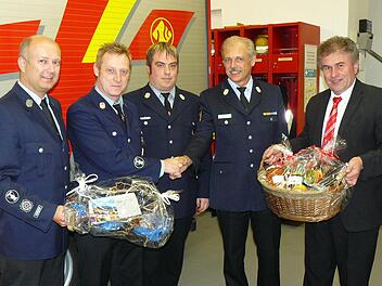 Jürgen Müller ist der neue Kommandant der Feuerwehr Presseck. Der scheidende Kommandant und Kreisbrandmeister Horst Tempel gratulierte seinem Nachfolger zur Wahl. Unser Bild zeigt (von links) Vorsitzenden Holger Kolditz, Jürgen Müller, Jürgen Hohner, Horst Tempel und Bürgermeister Siegfried Beyer.  Foto: Klaus-Peter Wulf