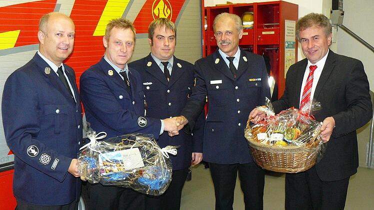 Jürgen Müller ist der neue Kommandant der Feuerwehr Presseck. Der scheidende Kommandant und Kreisbrandmeister Horst Tempel gratulierte seinem Nachfolger zur Wahl. Unser Bild zeigt (von links) Vorsitzenden Holger Kolditz, Jürgen Müller, Jürgen Hohner, Horst Tempel und Bürgermeister Siegfried Beyer.  Foto: Klaus-Peter Wulf