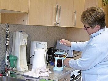 Betreuerin Margit Igel in der Küche beim Tee kochen  Foto: Petra Malbrich