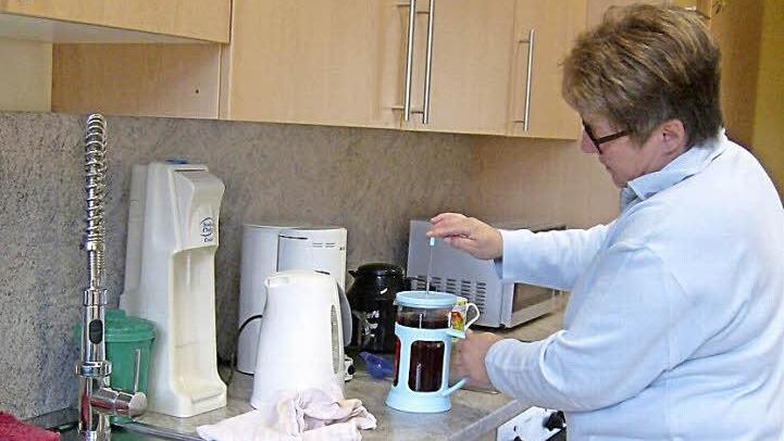 Betreuerin Margit Igel in der Küche beim Tee kochen  Foto: Petra Malbrich
