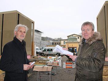 Baudirektor Erwin Full (links) und Architekt Ralf Alsheimer in einem der Eckpavillons des Luitpoldbades. Foto: Ralf Ruppert